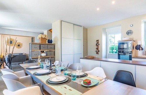 Caden Villa | Lovely apartment in villa for 8 guests with WIFI, private pool, TV, terrace and parking