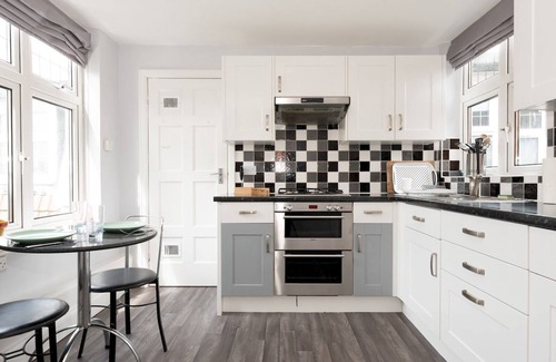 Grove Apartment | Lovely apartment near River, 20 minutes to London | Pass The Keys