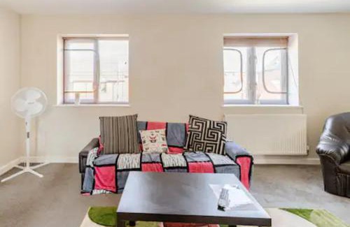 Milton Keynes Apartment | Lovely Apartment with Garden & Parking