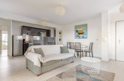Bassins a Flot Apartment | Lovely apartment with view + parking in the nouveaux chartrons district