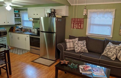 Baiting Hollow Cottage | Lovely beach cottage with private deck, walk to the beach, vineyards nearby