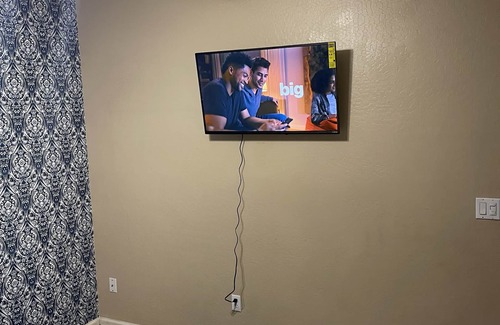 Laveen Village Bed & Breakfast | Lovely bedroom beautifully decorated with a smart tv .