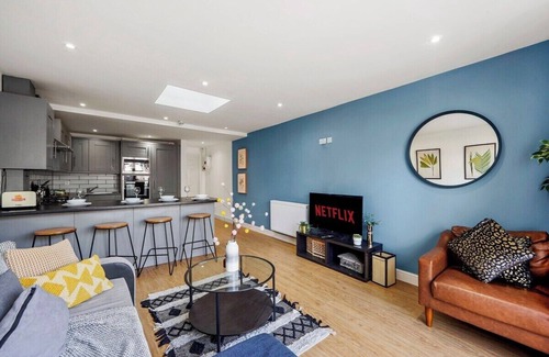 Hanham Apartment | Lovely Bristol Gem - Sleeps 22