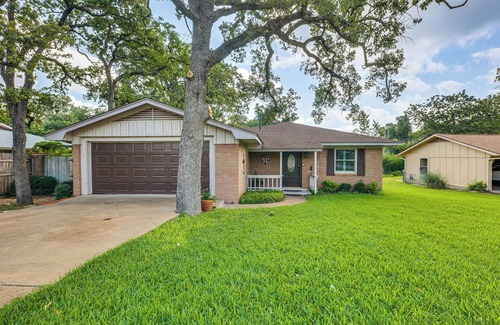 College Station Cottage | Lovely Bryan Home w/Deck - 4 Mi to Kyle Field!