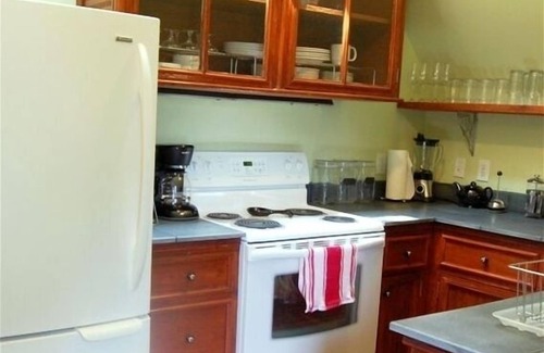 Lexington Apartment | Lovely C.1890 Flat with Garden in Historic Downtown