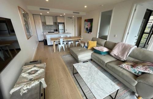 City West Apartment | Lovely CBD two bedroom apartment free parking