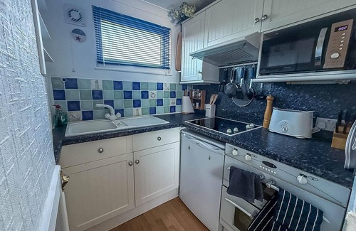 Scratby Ski Chalet | Lovely chalet to hire in Scratby nearby the beach in Norfolk ref 76165B