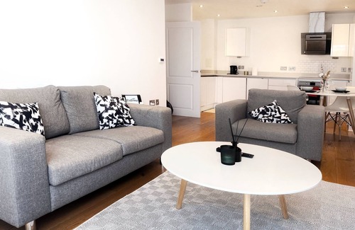 Bromley South Apartment | Lovely Charming 2-Bedroom Apartment in Bow London