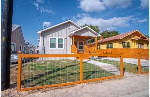 Historic Garderns House | Lovely Charming 4BR2.5BA Near Downtowns Prime