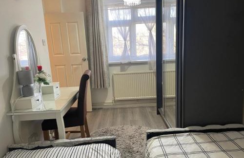 Shadwell Apartment | Lovely Comfortable home near CanaryWhafLondonCity