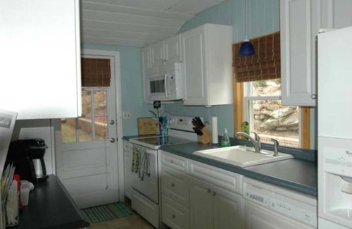 Colchester Cottage | Lovely Cottage by Lake Hayward
