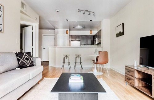 City West Apartment | Lovely Downtown 1BR w/Pool, W/D & Gym, near 7th St Metro, by Blueground