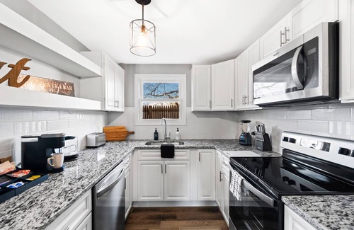 Middletown House | Lovely Family sized 3 bedroom Colonial home, close to restaurant.