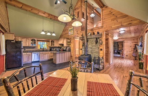Fort Ann Cabin | Lovely Fort Ann Lodge - 10 Mi to Lake George!