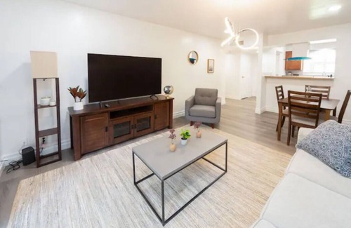 Fashion Square Apartment | Lovely FULL 1br Walk to OldTown & Bars! w/h Pool