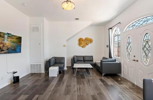 NoHo Arts District Apartment | Lovely gated 3bedroom & 2 bath unit near Universal studio and Hollywood