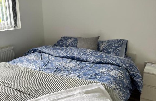 Hillingdon House | Lovely Hillingdon Family Holiday Home - 6 bedrooms