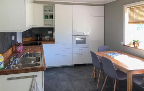 Hoyanger House | Lovely Home In Bjordal With Kitchen