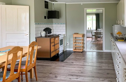 Fargelanda Municipality House | Lovely home in Högsäter with kitchen