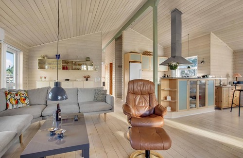 Hou House | Lovely home in Hals with kitchen