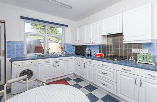 Fullwell House | Lovely home in Ilford with parking