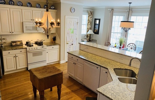 Jamestown House | Lovely Home, Perfect location, Coliseum, Golf, HPU, Back Porch & Community pool
