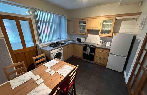 Tunstall House | Lovely house & driveway parking