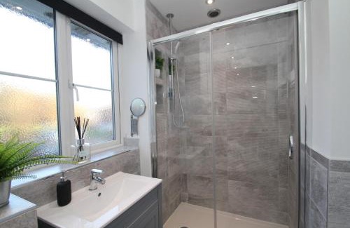 Rushmoor District House | Lovely house overlooking field with woodland walks