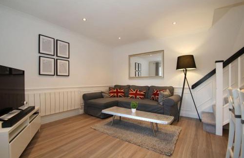 Rushmoor District House | Lovely house overlooking field with woodland walks