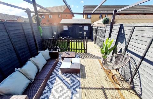 Tollcross House | Lovely house with back garden - PRIVATE driveway