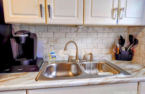 Cleveland House | Lovely in Larchmere! near Cleveland Clinic, CWRU, Univ Hosp, Downtown, w/Porch!