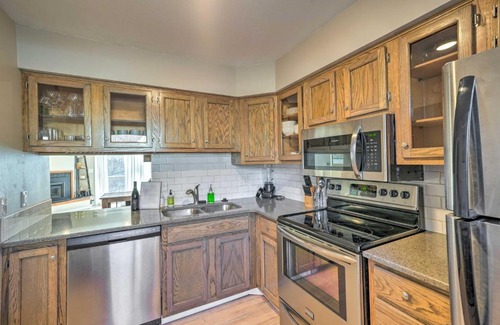 Iowa City House | Lovely Iowa City Townhome about 3 Mi to Dtwn!