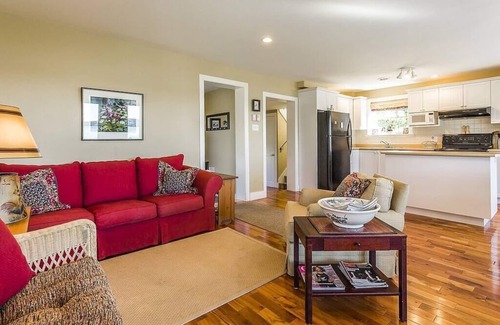 Lac-Brome House | Lovely Lac-Brome 3 Bedroom Lakefront Cottage