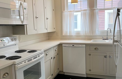 Lakeside House | Lovely Lakeside Cottage! Sleep 11, easy parking, linens included!