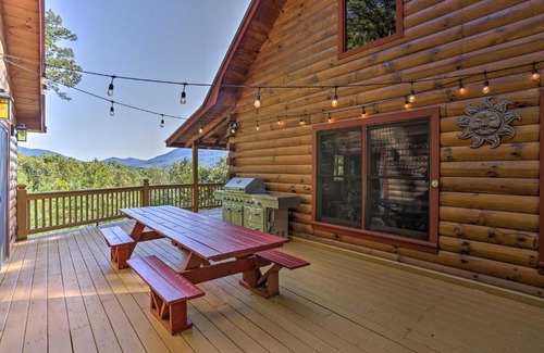 Hidden Lake House | Lovely Log Cabin and Bunkhouse with Views and Yard!