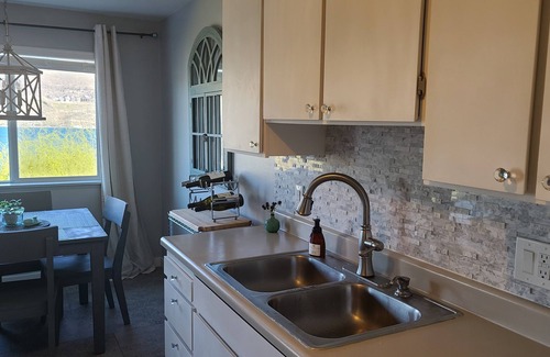 Chelan Condo | Lovely Lower Floor, Free Wi-Fi, Patio, Boat Pk and Exquisite Views of the Lake!