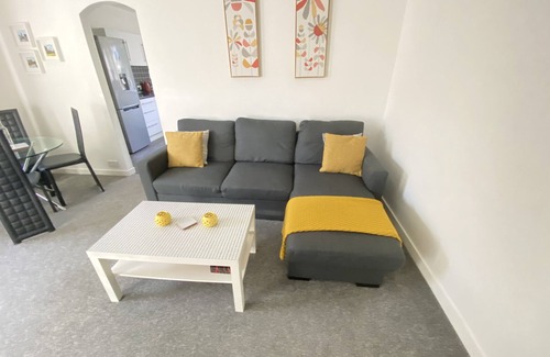 Paisley Apartment | Lovely Modern 1 bedroom apartment - Sleeps up to 4 guests