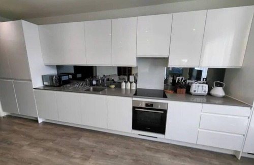 Poplar Condo | Lovely & Modern 2 bed very close to Canary Wharf