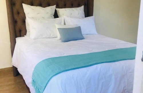 Randpark Ridge House | Lovely Modern Apartment. In the heart of Randpark Ridge, close to the shopping