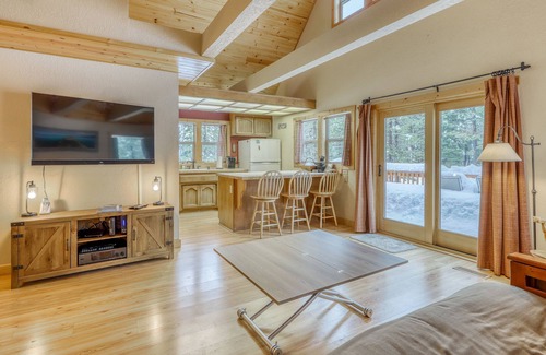 Truckee Ski Chalet | Lovely mountain cabin with hot tub, pools, sauna & dock - near skiing, golf