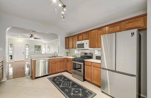Kyle House | Lovely Private Home close to Austin & San Marcos! Family & Pet Friendly.