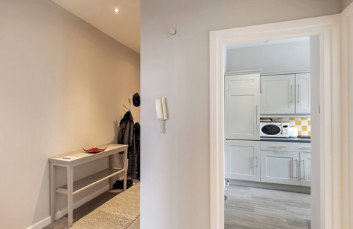 St. Johns Wood Apartment | Lovely Redecorated 1BD in Westminster