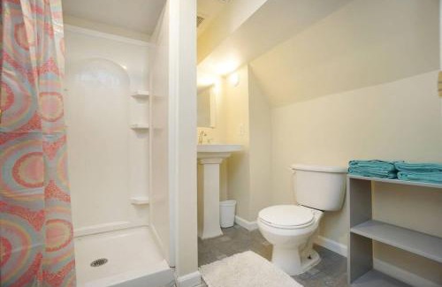 Otterbien Home House | Lovely Retreat Backyard With Deck and entertain room