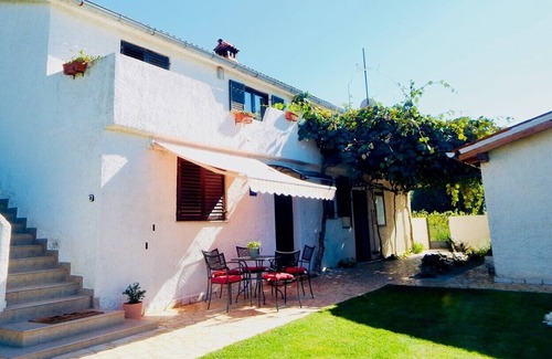 Jadreski Apartment | Lovely Rural Apartment with garden