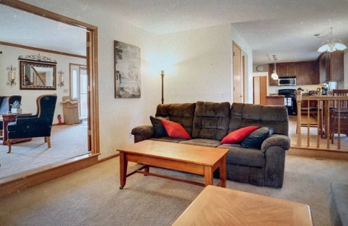 Woodbury House | Lovely, Spacious 5 Bedroom Home near Twin Cities
