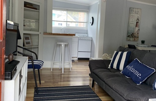 Lakeside Apartment | Lovely Studio Cottage. Great Location inside Lakeside gates,close to downtown.