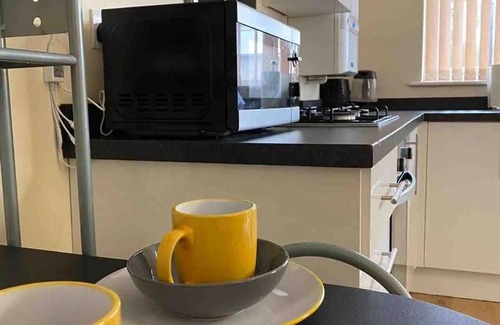 Luton Apartment | Lovely Studio Apartment TV Netflix