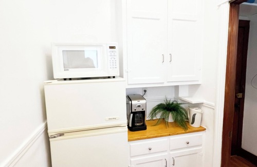 Plateau Mont Royal Apartment | Lovely sunny vintage studio in the heart of Montreal's Plateau-Mont-Royal district