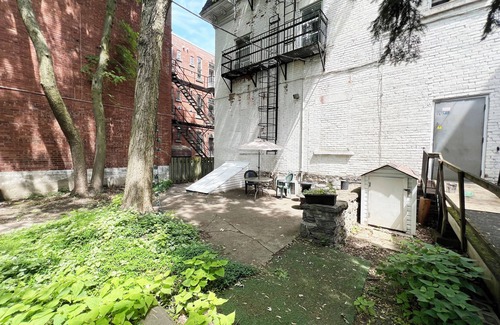 Plateau Mont Royal Apartment | Lovely sunny vintage studio in the heart of Montreal's Plateau-Mont-Royal district