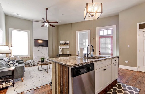 Thibodaux Condo | Lovely Updated Balcony Apartment